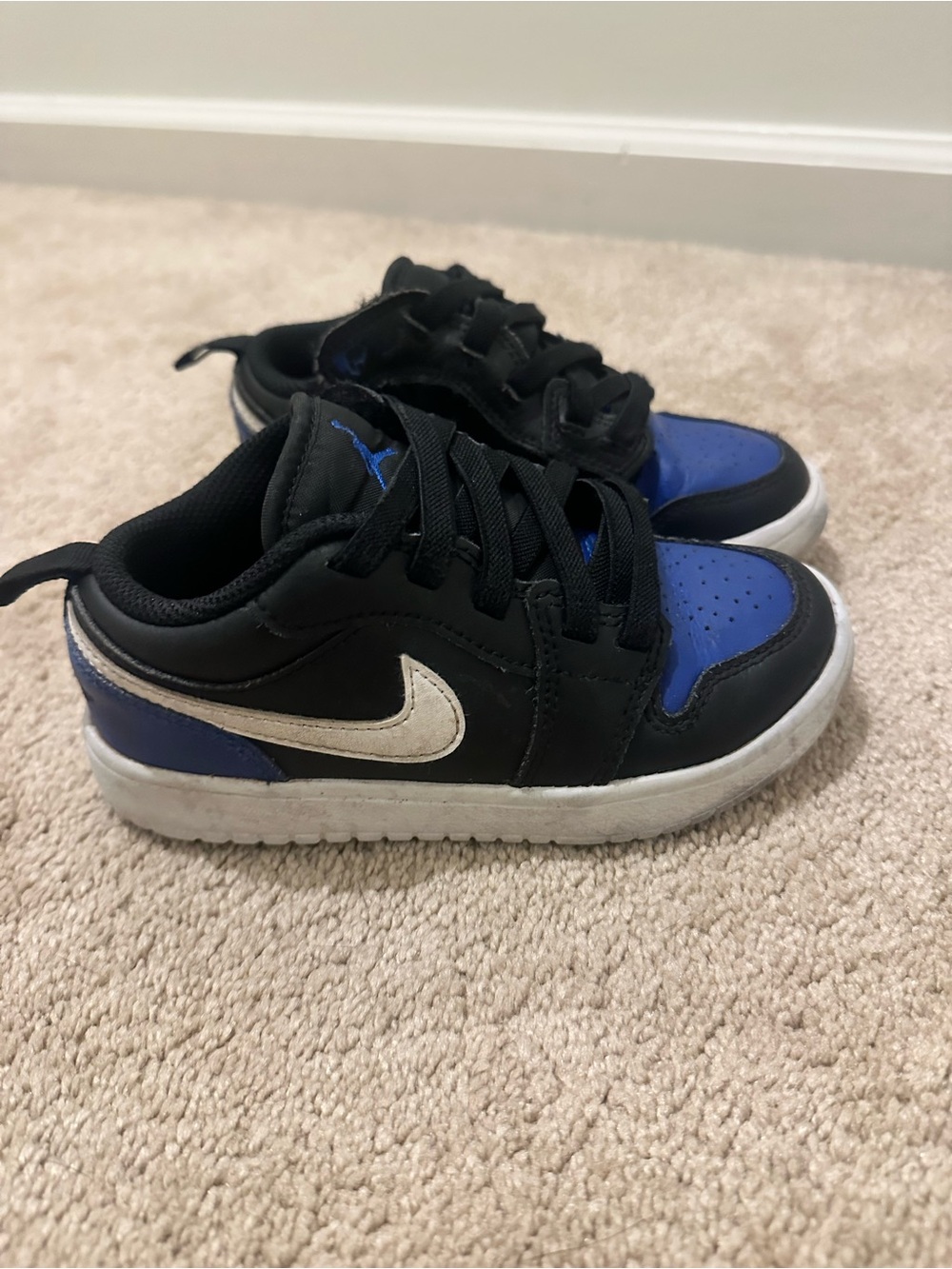 Nike Kids Black and Blue Low-Top Sneakers with White Swoosh